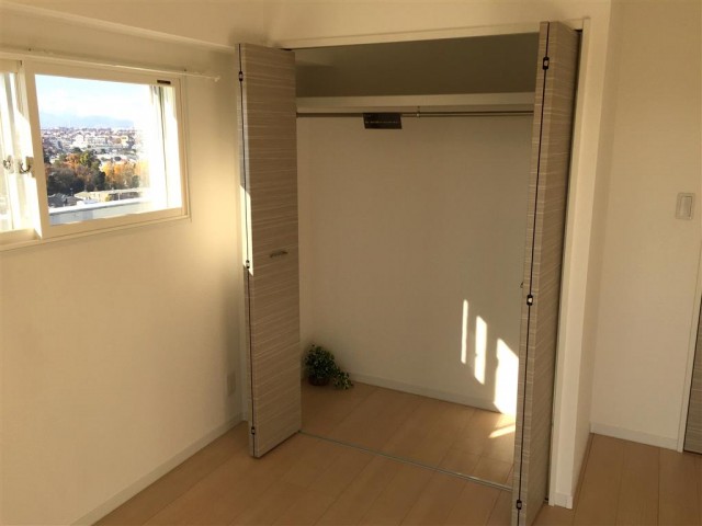 成宗マンション　洋室西側約6帖収納