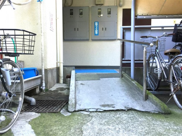 成宗マンション　駐輪場スロープ