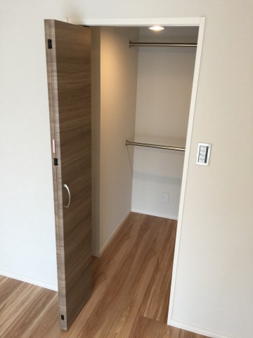 砧公園ヒミコマンション　洋室約6.6帖収納