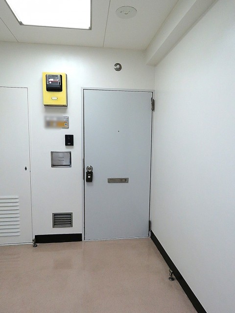 青葉台ハイツ　玄関前