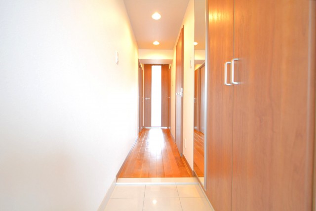 パレス三條 玄関