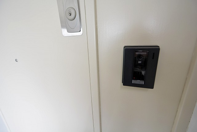 パレス三條 玄関