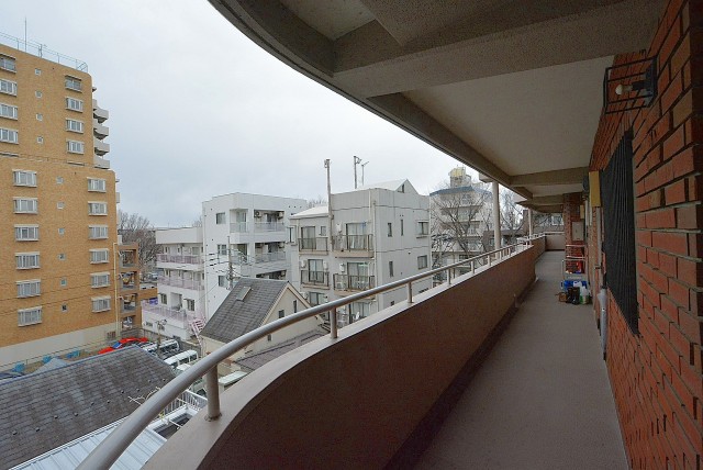 ライオンズマンション上北沢502号室 外廊下 (8)