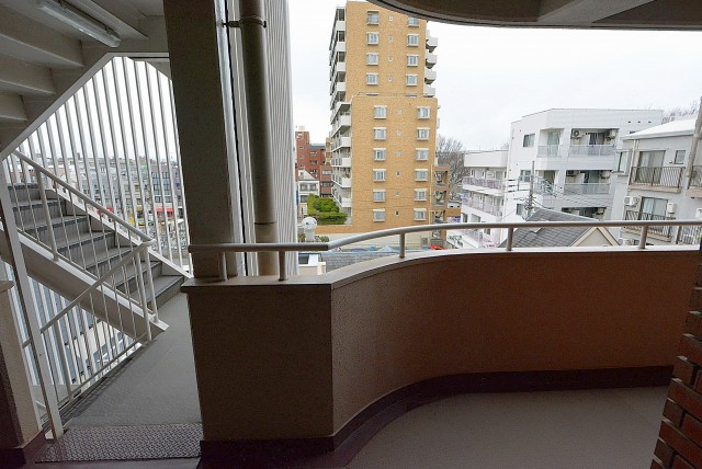 ライオンズマンション上北沢502号室 外廊下 (7)