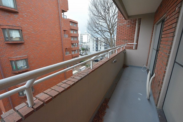 ライオンズマンション上北沢502号室 バルコニー２