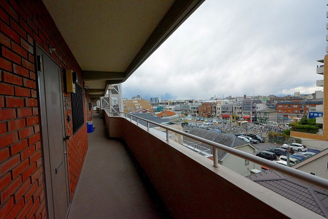 ライオンズマンション上北沢502号室 外廊下 (9)