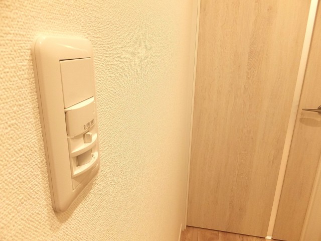 上野ロイヤルハイツ　人感センサー付きライト