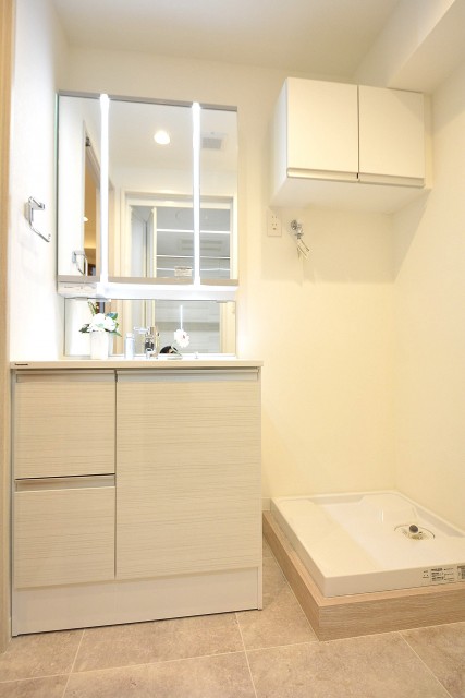 世田谷三宿サンハイツ　洗面化粧台と洗濯機置場