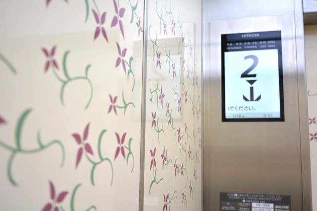 大井町ハイツ　エレベーター内はお花柄