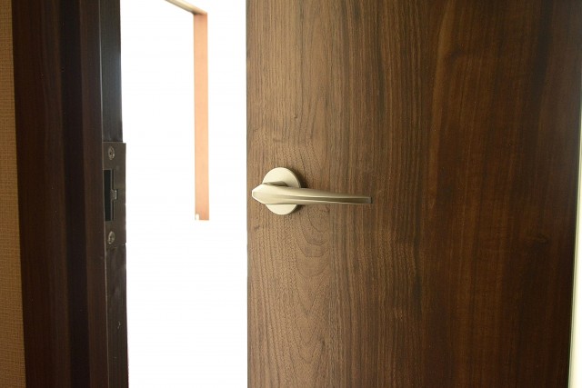 松涛マンション　19.8帖のLDKドア