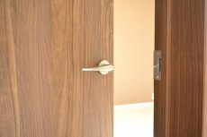 松涛マンション　8.7帖のベッドルームドア