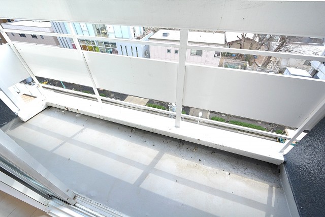 松涛マンション　8.7帖のベッドルーム　バルコニー