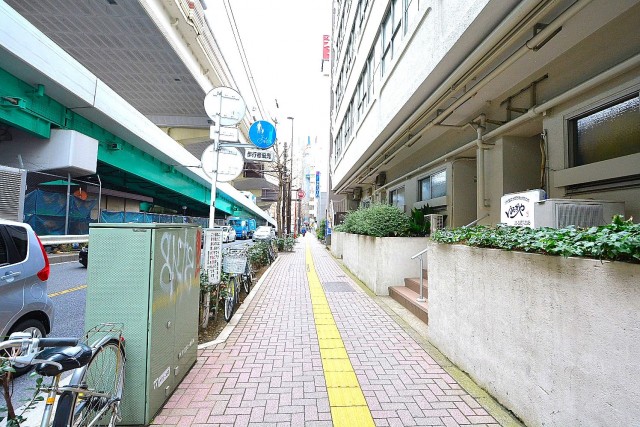 明大前フラワーマンション　玄関前歩道