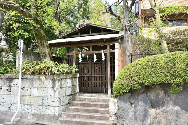ライオンズマンション弦巻　祠