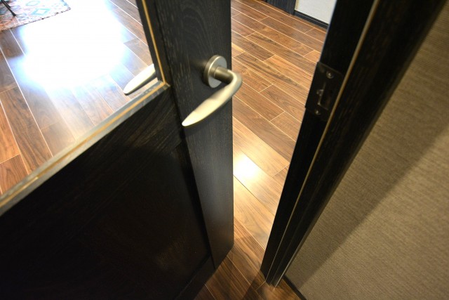 日興初台スカイマンション　リビングダイニングの扉
