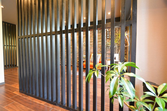 日興初台スカイマンション　仕切りは格子