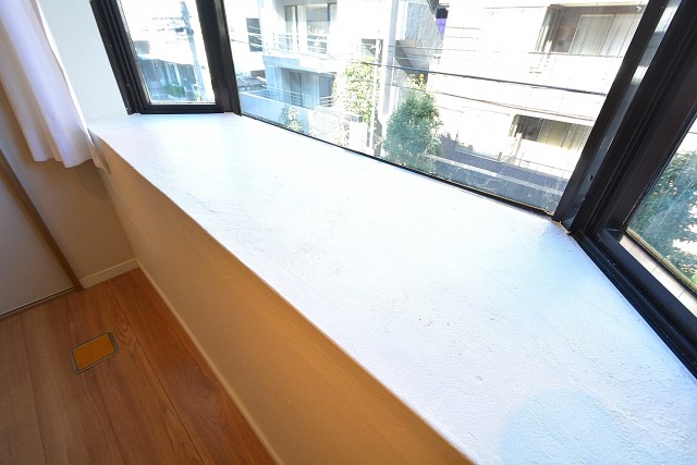 日日興パレス南麻布第　ベッドルームの出窓