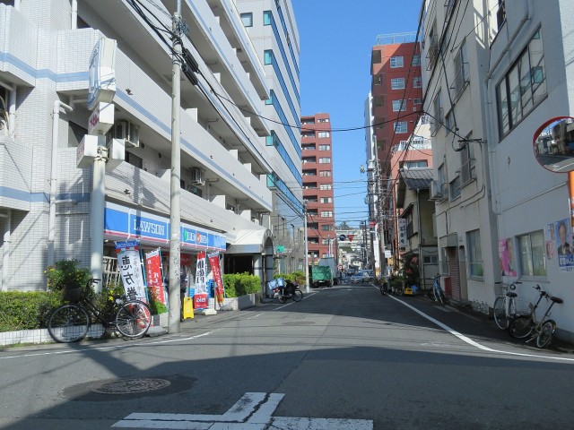 サンロイヤル東山　エントランス前道路