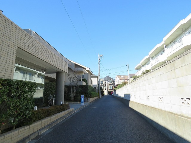 パークハイム世田谷上野毛　エントランス前道路