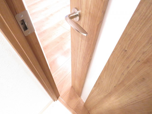 桔梗ハイツ一番町　ＬＤＫ扉