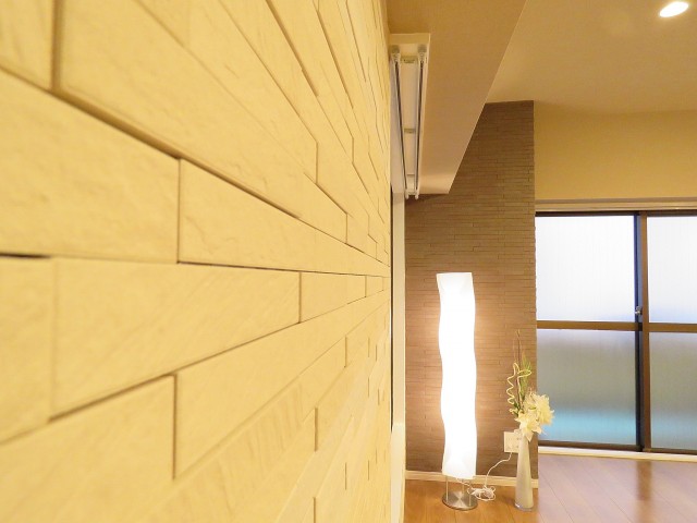 桔梗ハイツ一番町　ＬＤＫ壁面のエコカラット