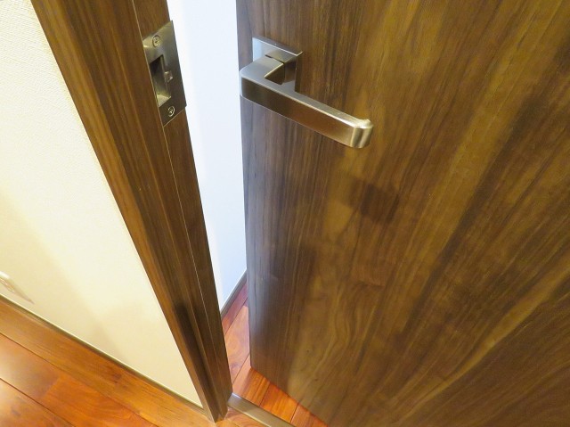 三田綱町ハイツ　洋室扉