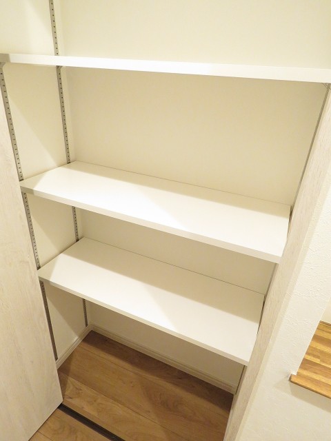 ライオンズマンション元麻布　廊下の物入れ