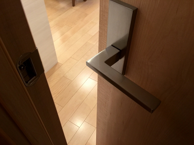 ライオンズマンション上北沢　リビングダイニングキッチンへ