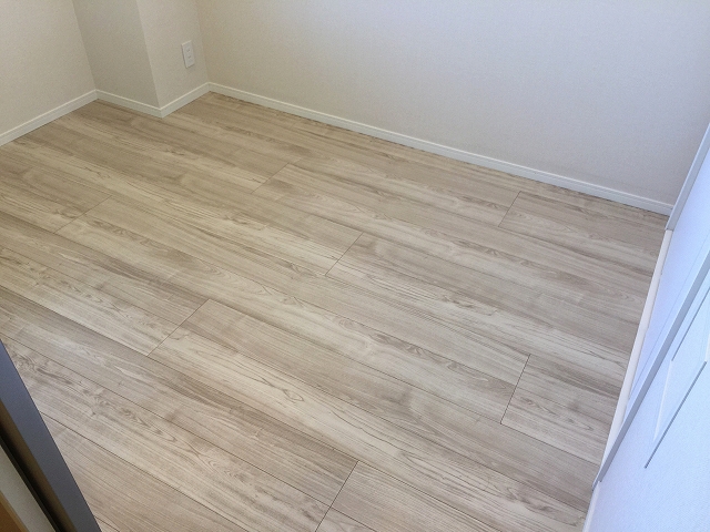 方南町ローヤルコーポ　外廊下側洋室