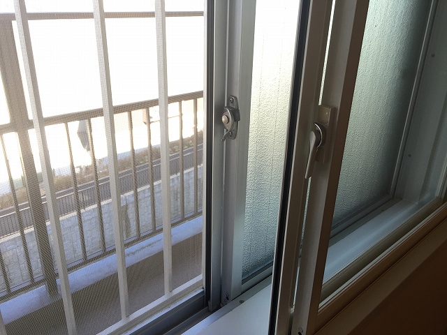 方南町ローヤルコーポ　外廊下側洋室二重サッシ
