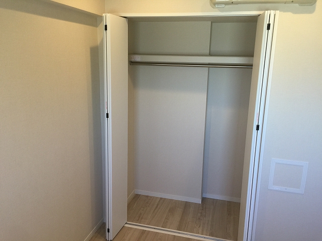 方南町ローヤルコーポ　外廊下側洋室収納