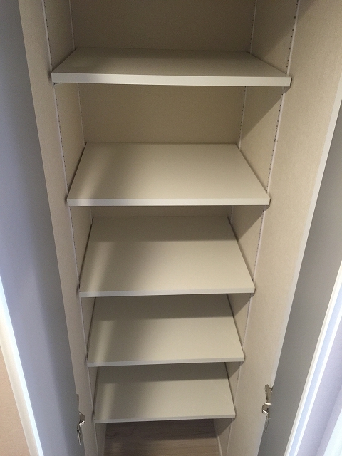 方南町ローヤルコーポ　廊下収納