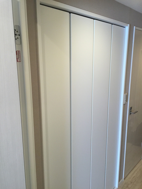 方南町ローヤルコーポ　廊下収納