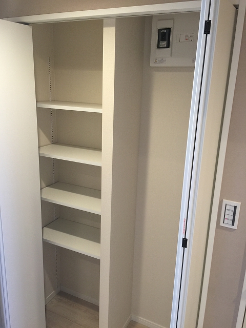 方南町ローヤルコーポ　廊下収納