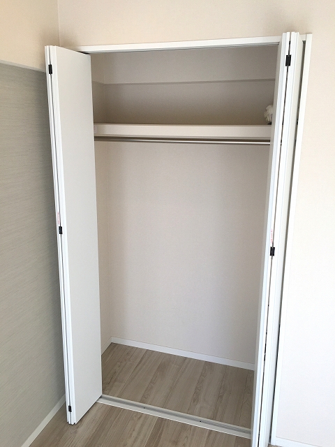 方南町ローヤルコーポ　バルコニー側洋室収納