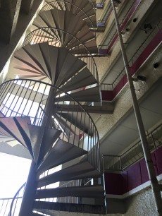 柿の木坂東豊エステート　らせん階段