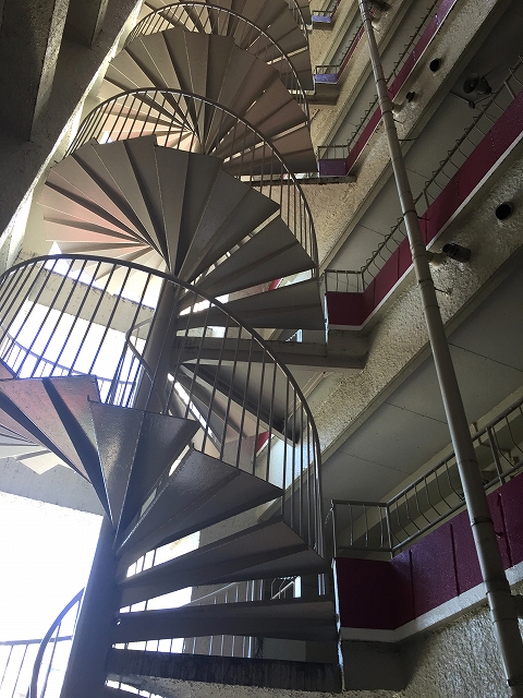 柿の木坂東豊エステート　らせん階段