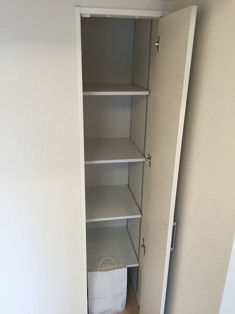 ファミール太子堂　リビングダイニングキッチン収納