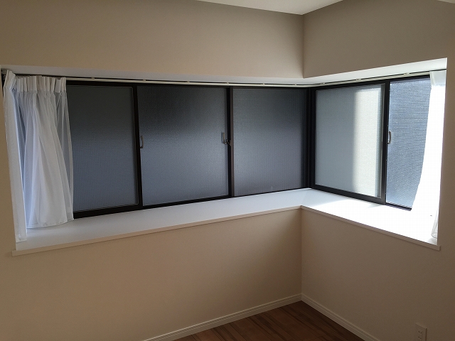 クレッセント池尻大橋　洋室約6.1帖窓