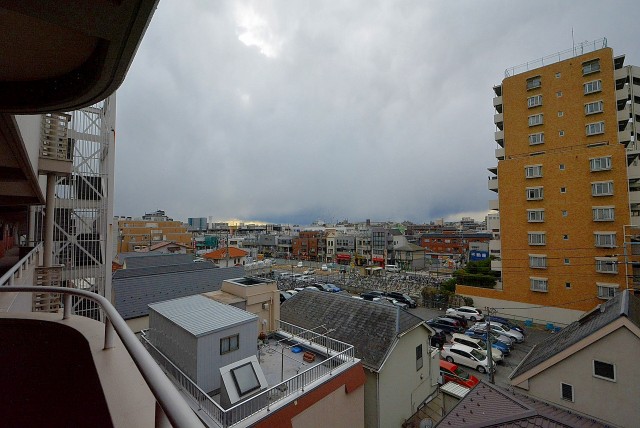 ライオンズマンション上北沢502号室 外廊下 (6)