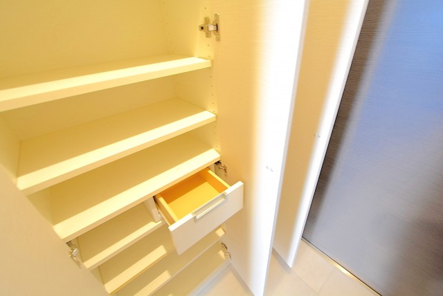 クオリア神南フラッツ 玄関