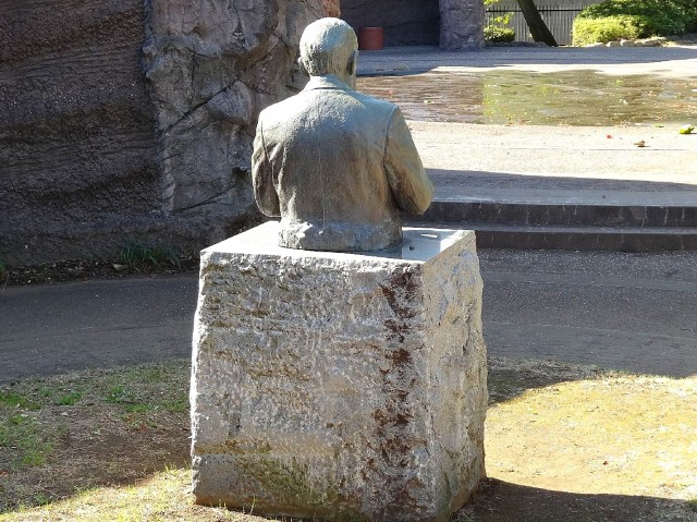 ニューハイツ大森　モーリス博士像の後ろ姿