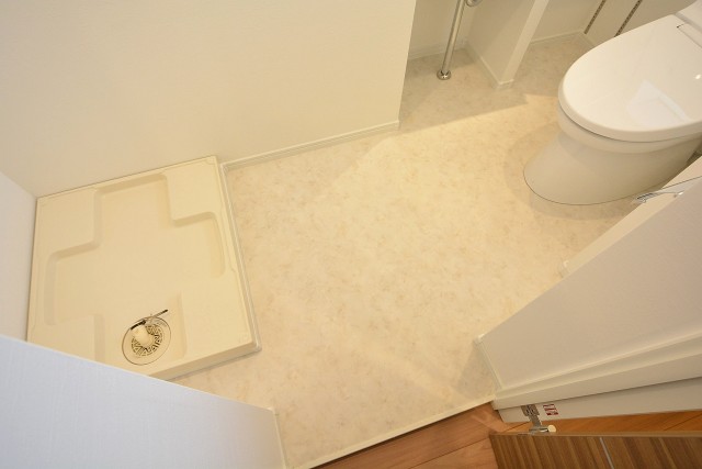 上馬フラワーホーム　トイレと洗濯機置場