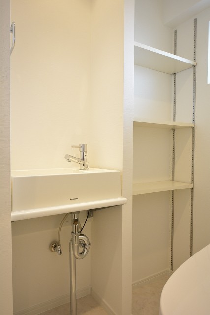 上馬フラワーホーム　手洗い場と収納