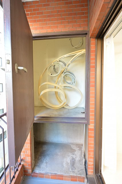 南青山セピアコート　バルコニー物入れ