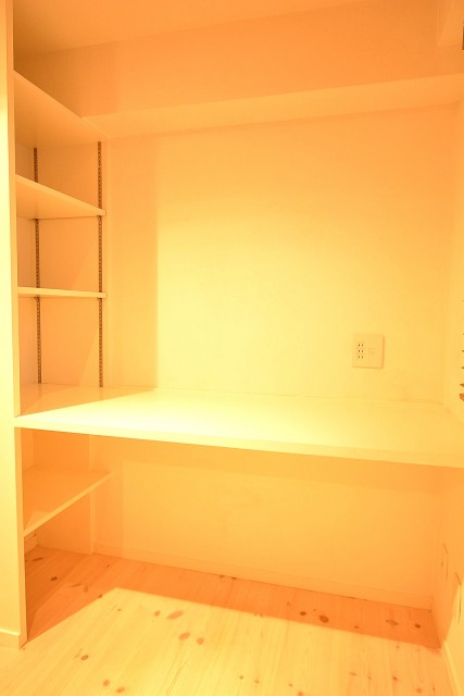 日興パレス白金　6.2帖のベッドルームデスク