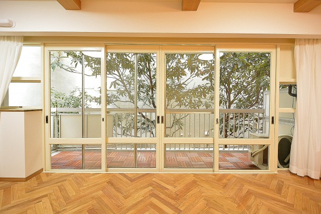 目黒コーポラス　14.0帖のLDKサッシ