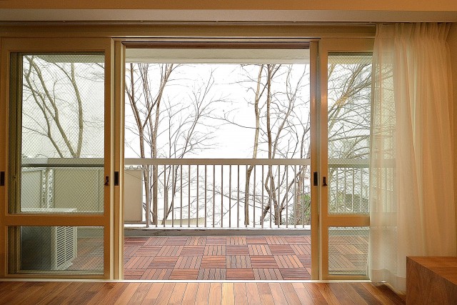 目黒コーポラス　14.0帖のLDKのサッシ