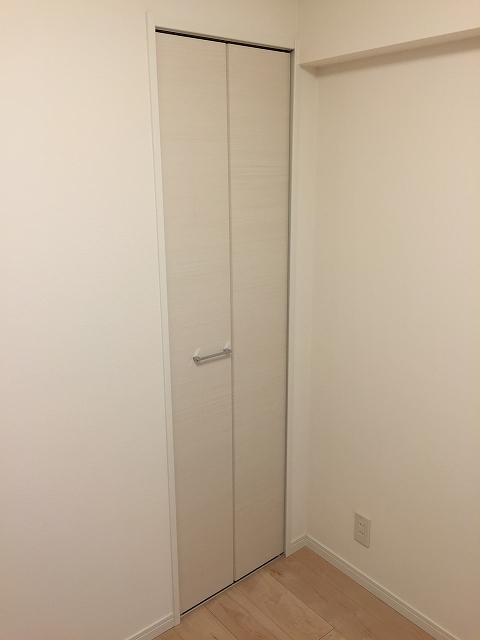 ライオンズマンション初台　洋室4.5帖収納