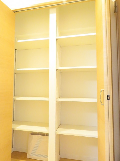 月島ローヤルコーポ　廊下の収納